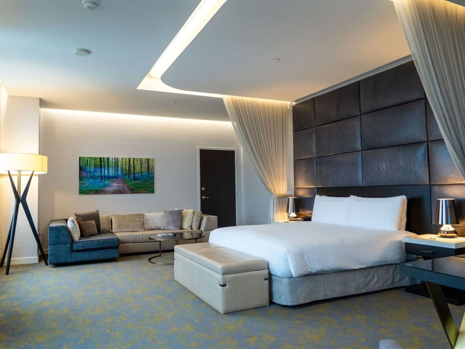 Deluxe Room with lounge corner and king bed